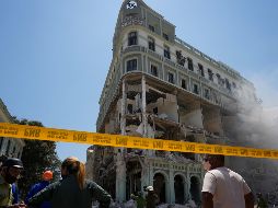 La explosión en el hotel Saratoga de La Habana se produjo sobre las 10:50 de la mañana y provocó el derrumbe de parte de la fachada del edificio, afectado también por un incendio. AP / R. Espinosa