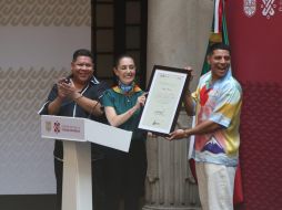 Grupo Firme recibió un reconocimiento por su trayectoria de manos de Claudia Sheinbaum. SUN