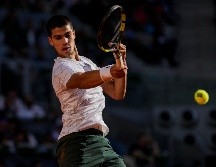 Carlos Alcaraz se medirá por un lugar en la final al número uno del mundo, Novak Djokovic, que se deshizo con autoridad este viernes del polaco Hubert Hurkacz tras derrotarlo 6-3, 6-4. AP / B. Armangue