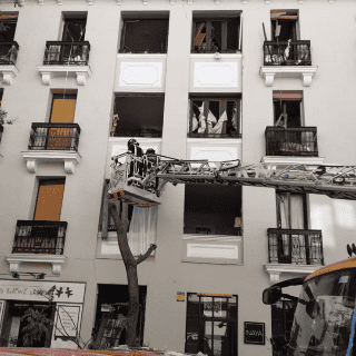 Dos muertos y 18 heridos por la explosión en un edificio de Madrid