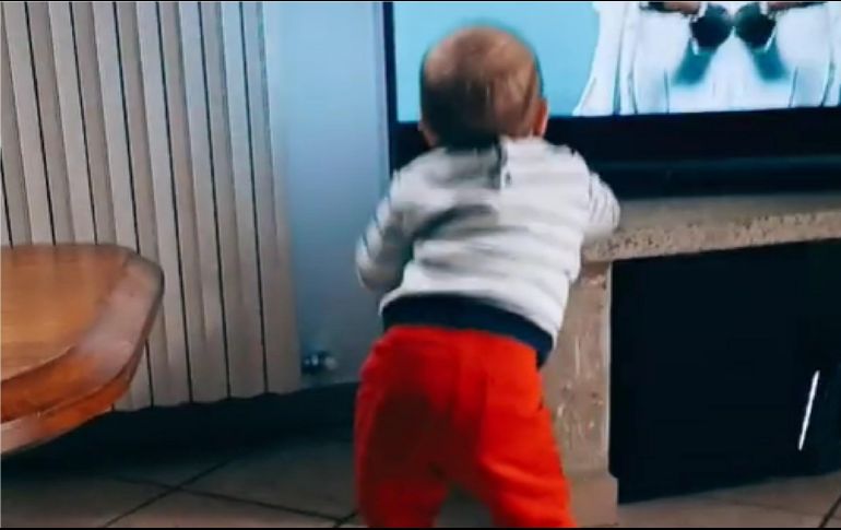 En un principio el menor no sabía que estaba siendo grabado por su madre, al momento de percatarse le muestra una gran sonrisa. ESPECIAL