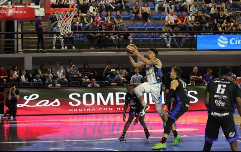 El equipo tapatío perdió así el invicto como local en el Circuito de Baloncesto de la Costa del Pacífico, luego de haber ganado sus primeros nueve juegos del torneo en la Arena Astros. CORTESÍA