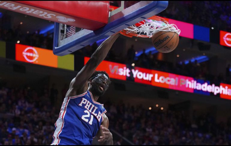 Joel Embiid jugó con una máscara de protección ante el conjunto de Miami/ AFP
