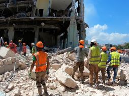 Durante la noche se recuperaron tres cuerpos más a los 22 hasta ahora localizados. EFE / E. Mastrascusa