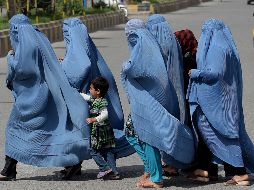 Desde la llegada al poder de los talibanes a mediados de agosto, las mujeres afganas han visto cómo sus derechos se reducen con restricciones. AFP / ARCHIVO