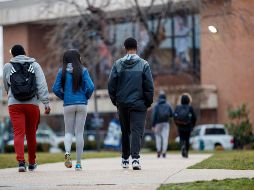 Señalan que a los recientes profesionistas que recientemente egresan de las carreras les es difícil que puedan costear el trámite porque apenas se están acomodando laboralmente. EFE / ARCHIVO