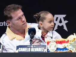 Saúl Álvarez llevó como invitada de honor a su hija María Fernanda. EFE/Matchroom