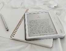 La lectura digital es parte de las nuevas tecnologías / Photo by Spencer on Unsplash