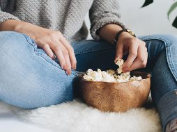 Este 10 de mayo consiente a mamá con su comida favorita y una tarde de películas. ESPECIAL/Photo by Mc Jefferson Agloro on Unsplash.