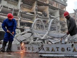 Según los últimos datos, la explosión por un escape de gas en el hotel Saratoga causó 32 muertes y dejó 81 heridos, aunque estas cifras podrían seguir elevándose. EFE / E. Mastrascusa