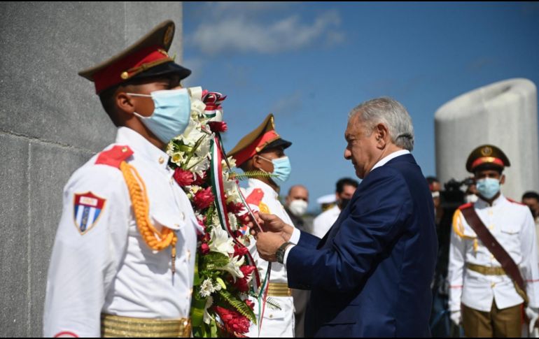 López Obrador colocando la ofrenda floral en el Monumento a José Martí de la icónica Plaza de la Revolución de La Habana. AFP / Y. Lage