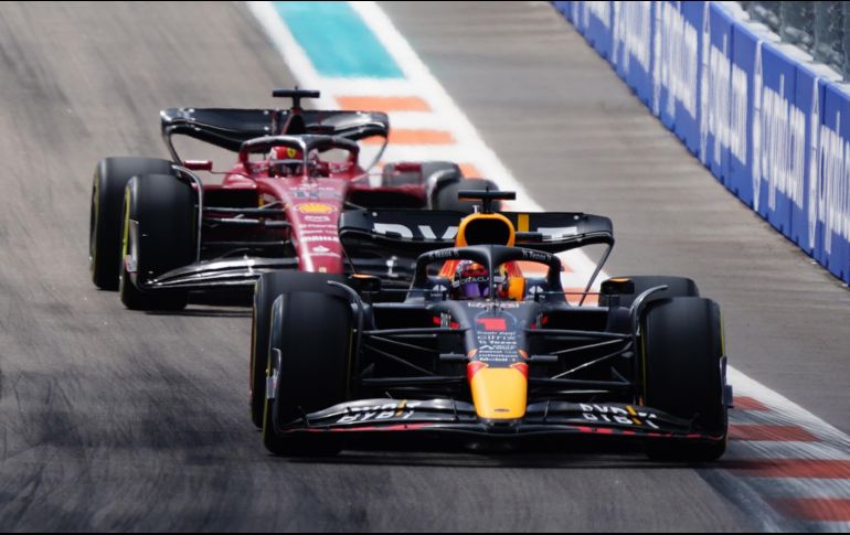 Max Verstappen logró dejar atrás a Charles Leclerc y le sigue recortando puntos en el campeonato de pilotos. EFE/S. THEW