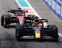 Max Verstappen logró dejar atrás a Charles Leclerc y le sigue recortando puntos en el campeonato de pilotos. EFE/S. THEW