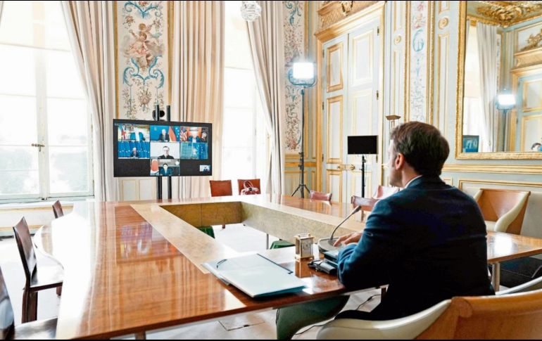 El presidente de Francia, Emmanuel Macron. siguió la videoconferencia del G7 desde su oficina de la presidencia . AFP
