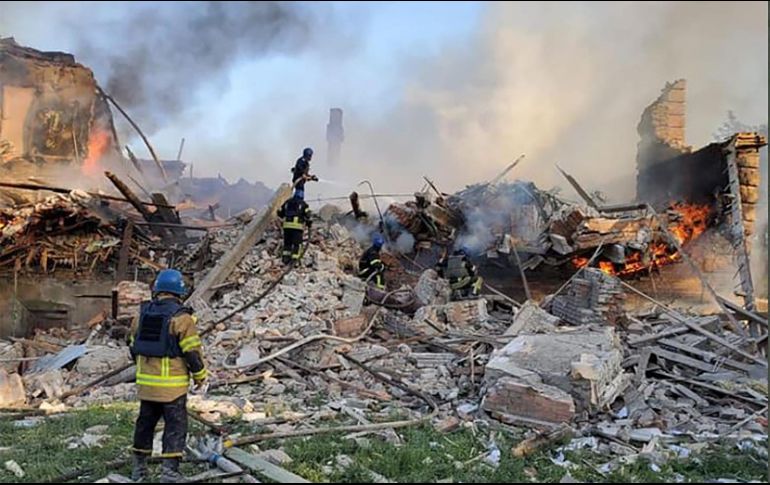 La bomba impactó en una escuela de Lugansk, por  lo que 60 personas murieron bajo los escombros. AFP / ARCHIVO