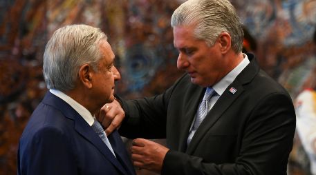 López Obrador recibió condecoraciones en Cuba por el respeto que se tiene al pueblo de México y al país que consideran, dice, el hermano mayor. AP / Y. Lage