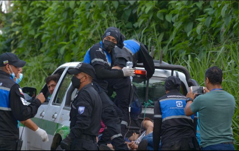 Un reo es trasladado al hospital por el motín en la Cárcel de Santo Domingo de los Tsáchilas. EFE/J. Jácome