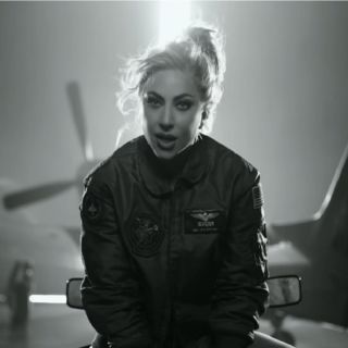 Lady Gaga: La cantante estrena el video “Hold my hand”, banda sonora clave en “Top Gun: Maverick”