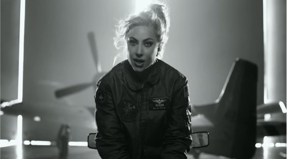 El video de “Hold my hand”, tuvo un estreno mundial en MTV, MTV Live y MTVU, así como en las vallas publicitarias de Paramount en Times Square, que han reforzado su campaña de difusión mundial este día. YOUTUBE / Lady Gaga