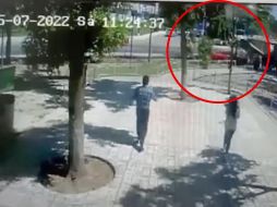 El carro derribó la valla metálica que separaba la calle del área universitaria, donde se encontraban los cuatro estudiantes. ESPECIAL