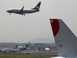 López Obrador rechaza que por la fuerza, por medio de un decreto presidencial, se vayan a trasladar vuelos al AIFA para desahogar la carga del AICM. AP / ARCHIVO