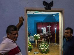 Familiares asisten al velorio de la camarógrafa Sheila Johana García la noche de este lunes. AP/F. Márquez