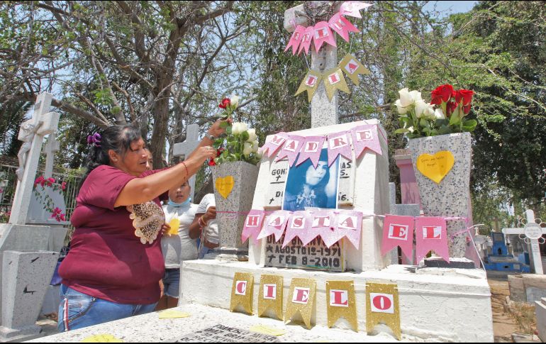 Raquel visitó la tumba de su madre en el primer 10 de mayo que pasa sin ella en vida. EL INFORMADOR/A. Camacho