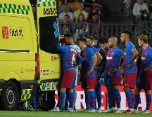 El futbolista fue trasladado a un hospital en ambulancia. AFP/Ll. Gene