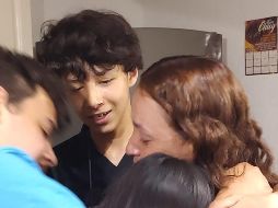 Chavita, junto con sus hermanos, abrazó a su mamá el Día de las Madres, el primer 10 de mayo que pasa con ella en 16 años. ESPECIAL