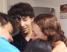 Chavita, junto con sus hermanos, abrazó a su mamá el Día de las Madres, el primer 10 de mayo que pasa con ella en 16 años. ESPECIAL