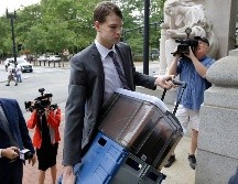 Nathan Carman lleva documentos a su arribo a una audiencia en la Corte Federal, el martes 13 de agosto de 2019. AP/ARCHIVO