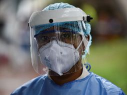 El personal de salud y personas que ingresen a hospitales deberán seguir usando cubrebocas. AFP/ARCHIVO