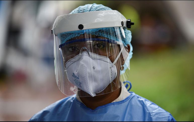 El personal de salud y personas que ingresen a hospitales deberán seguir usando cubrebocas. AFP/ARCHIVO