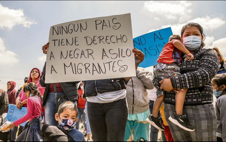 Un grupo de mexicanos desplazados por la violencia huyen al país del norte. EFE