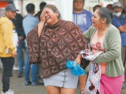 Familiares esperan la confirmación de las autoridades para recibir los cuerpos de sus seres queridos. EFE