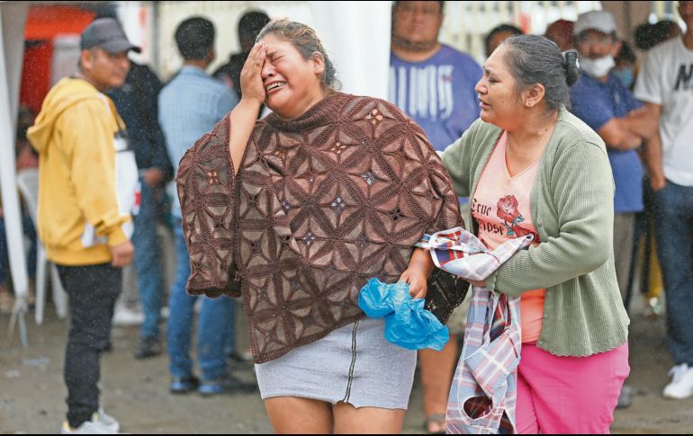 Familiares esperan la confirmación de las autoridades para recibir los cuerpos de sus seres queridos. EFE