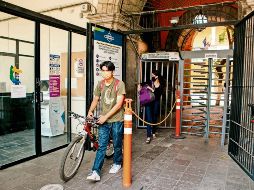En el ingreso a centros universitarios aun se observa a alumnos usando mascarilla. EL INFORMADOR/ G. Gallo
