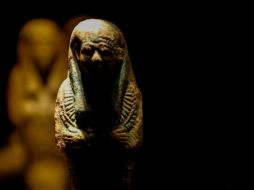 La máscara de oro de Tutankamón, que se ve aquí sin barba, fue cubierta con cera de parafina por el fotógrafo Harry Burton para atenuar los reflejos. HARRY BURTON/INSTITUTO GRIFFITH, UNIV. DE OXFORD