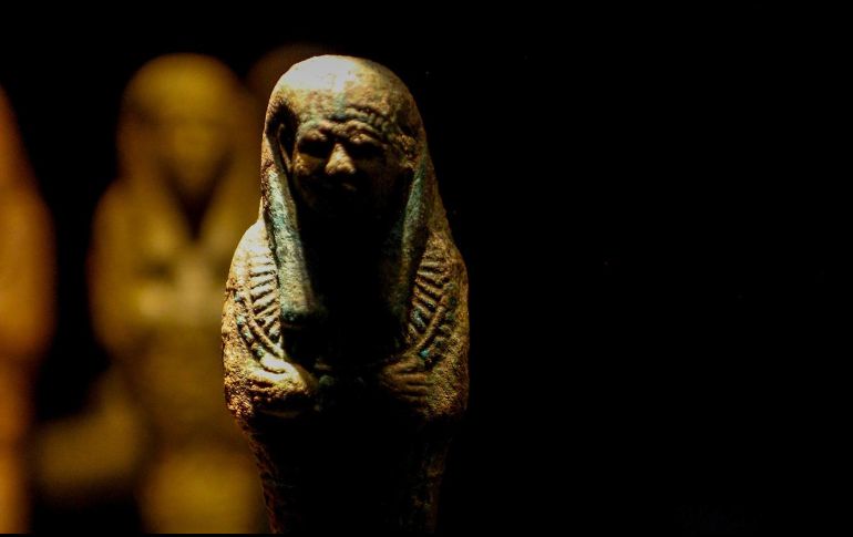 La máscara de oro de Tutankamón, que se ve aquí sin barba, fue cubierta con cera de parafina por el fotógrafo Harry Burton para atenuar los reflejos. HARRY BURTON/INSTITUTO GRIFFITH, UNIV. DE OXFORD
