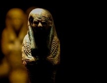 La máscara de oro de Tutankamón, que se ve aquí sin barba, fue cubierta con cera de parafina por el fotógrafo Harry Burton para atenuar los reflejos. HARRY BURTON/INSTITUTO GRIFFITH, UNIV. DE OXFORD