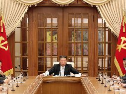 Kim Jong-un pidió a funcionarios que estabilizaran los contagios y eliminaran la fuente de infección lo más rápido posible. AP/Korean Central News Agency