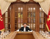 Kim Jong-un pidió a funcionarios que estabilizaran los contagios y eliminaran la fuente de infección lo más rápido posible. AP/Korean Central News Agency
