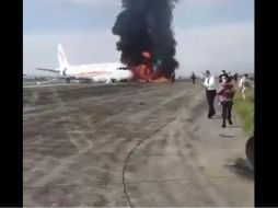 Imágenes compartidas por medios locales muestran las llamas expandiéndose por el ala del avión mientras los pasajeros espantados huyen del lugar. ESPECIAL