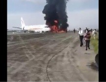 Imágenes compartidas por medios locales muestran las llamas expandiéndose por el ala del avión mientras los pasajeros espantados huyen del lugar. ESPECIAL