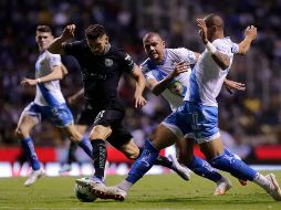 Henry Martin y Emmanuel Gularte disputan el balón. A las Águilas les basta el empate en la vuelta para pasar a semifinales. IMAGO7/I. Medina