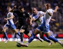 Henry Martin y Emmanuel Gularte disputan el balón. A las Águilas les basta el empate en la vuelta para pasar a semifinales. IMAGO7/I. Medina