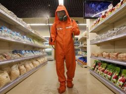 En meses recientes, trabajadores de la salud norcoreanos han estado rociando desinfectante en espacios públicos. AFP /