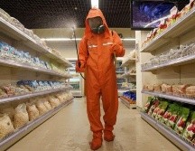 En meses recientes, trabajadores de la salud norcoreanos han estado rociando desinfectante en espacios públicos. AFP /