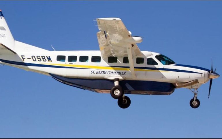 El controlador aéreo Robert Morgan ayudó al pasajero Darren Harrison a aterrizar el avión. ROBERT MORGAN