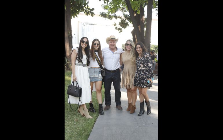 Karime Gutiérrez, Ady Carrillo, Eduardo Orendain, Ivonne Orendain y Caro Zepeda. GENTE BIEN JALISCO/Claudio Jimeno